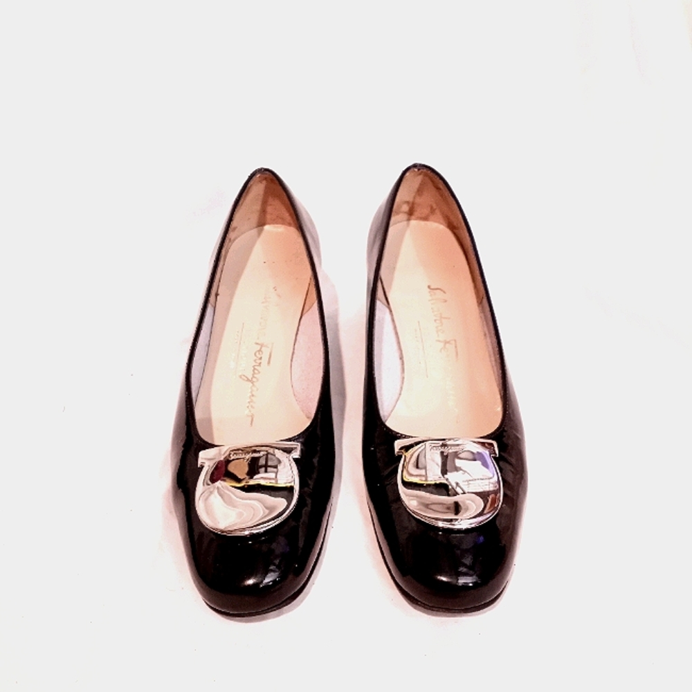 FERRAGAMO BOUTIQUE Blk Patent w/Silver Plate Vamp